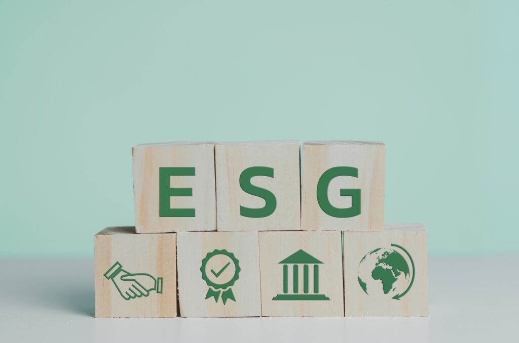 ESG, CSR, CSRD — o genezie, różnicach i korzyściach dla biznesu i zmianach, jakie niosą.