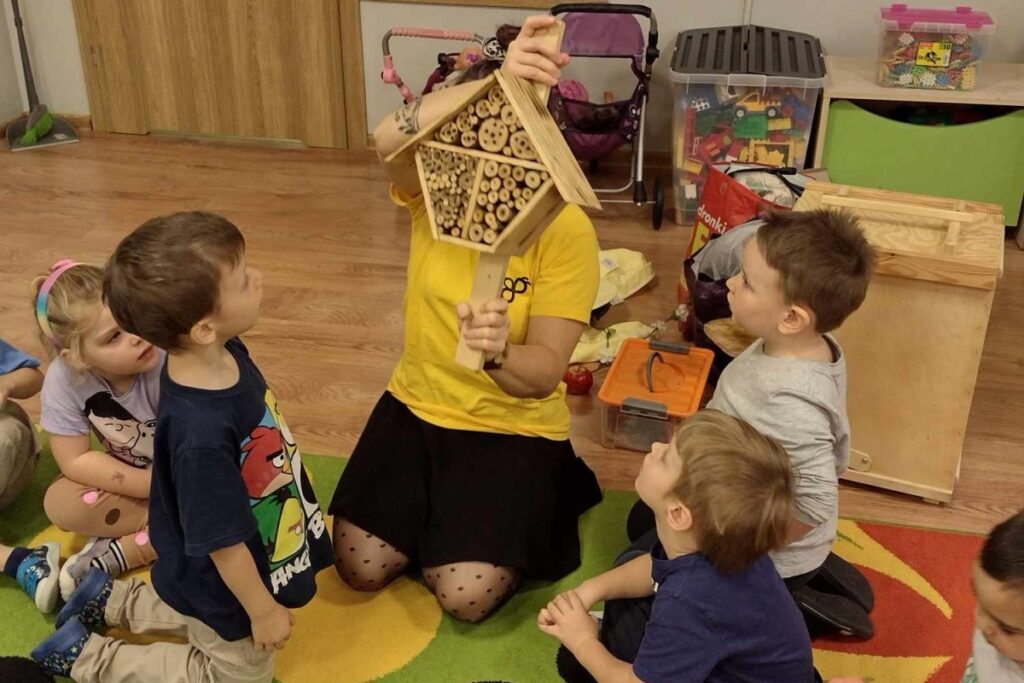 Kto mieszka w domku dla owadów, a kto w ulu? Edukatorka Fundacji z wizytą w Przedszkolu Sióstr Salezjanek w Kielcach